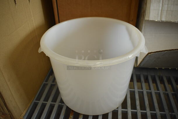 12 BRAND NEW IN BOX! Rubbermaid Poly Containers. 11x10x7.5. 12 Times Your Bid!