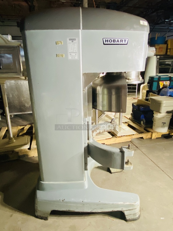 BEAUTIFUL! Hobart HL600 Legacy 60 Quart Mixer with power bowl assist. 200-240V 50/60Hz 18.0 (1 Phase) Amps 10.0 (3 Phase) Amps. FEATURES: ■ Heavy-Duty 2.7 H.P. Motor ■ Gear Transmission ■ Four Fixed Speeds Plus Stir Speed ■ Shift-on-the-FlyTM Controls ■ Patented soft start Agitation Technology ■ 20-Minute SmartTimerTM ■ Automatic Time Recall ■ Large, Easy-To-Reach Controls ■ Single Point Bowl Installation ■ Power Bowl Lift ■ #12 Taper Attachment Hub ■ Open Base ■ Stainless Steel Bowl Guard ■ Metallic Gray Hybrid Powder Coat Finish  **Bowl, Bowl Truck and, Hook Are Not Included - Featured in separate lots** - Image 3 of 9