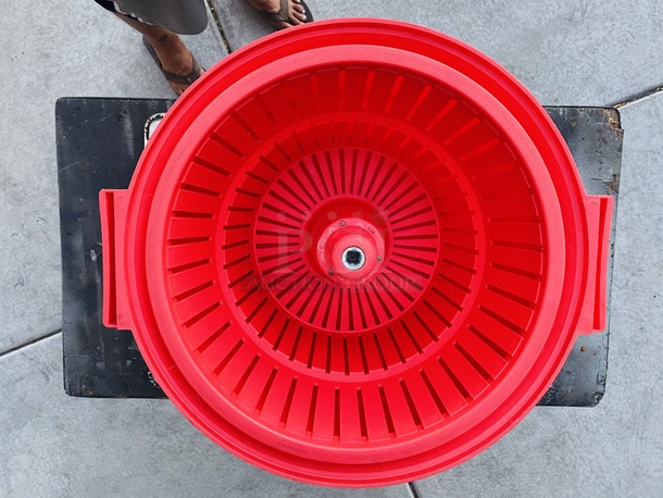 LIKE NEW!! Chef Master 5gallon Salad Spinner/Dryer with Break. - Image 7 of 7