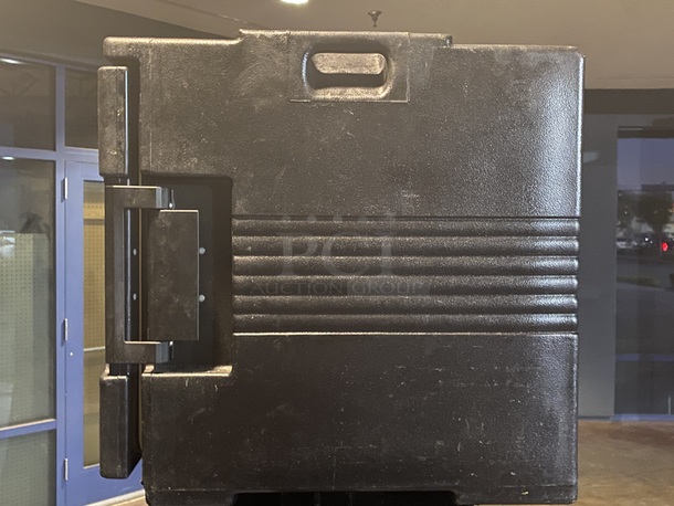 AMAZING!! Cambro  ULTRA PAN CARRIER® - UPC400  Rotomolded for maximum durability Molded in rails for seamless construction Single 9” nylon latch offers fast and secure access CFC-free insulation ensures food safety 4+ hours No electricity needed, goes anywhere! Pop-up vent for humidity and pressure control Fits up to six full-size GN 1/1 pans Also accommodates GN 1/2 and GN 1/3 pans Easily stacked to maximize catering or kitchen space Dishwasher safe NSF Listed - Image 2 of 7