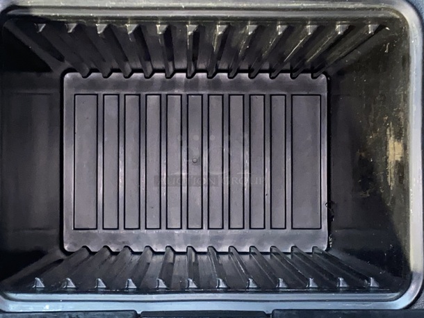 AMAZING!! Cambro  ULTRA PAN CARRIER® - UPC400  Rotomolded for maximum durability Molded in rails for seamless construction Single 9” nylon latch offers fast and secure access CFC-free insulation ensures food safety 4+ hours No electricity needed, goes anywhere! Pop-up vent for humidity and pressure control Fits up to six full-size GN 1/1 pans Also accommodates GN 1/2 and GN 1/3 pans Easily stacked to maximize catering or kitchen space Dishwasher safe NSF Listed - Image 6 of 7
