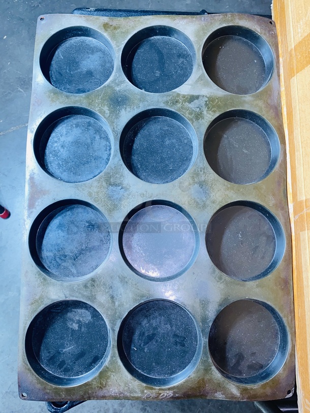 AWESOME!! 60 40 Sessanta Quaranta, Silicone Baking Sheet. 12 Round 4-3/4" cutouts - Image 1 of 7