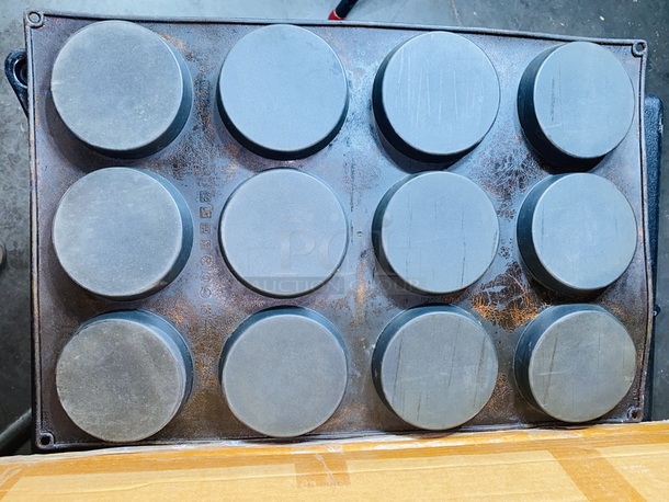 AWESOME!! 60 40 Sessanta Quaranta, Silicone Baking Sheet. 12 Round 4-3/4" cutouts - Image 5 of 7