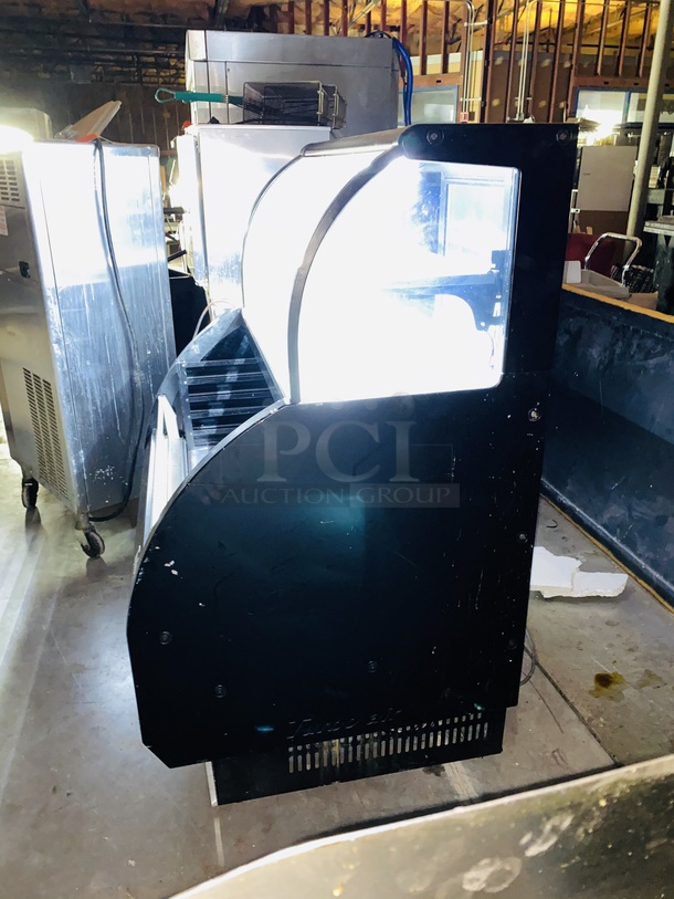 LIKE NEW!! Beautiful Turbo Air TOM-W-40SB-N 39in Open Display Refrigerator Merchandiser Case. TESTED - Tuns On Quickly Gets Down To and Holds Temperature. Includes Owners Manual and Tool. 38-7/8" W x 34" D x 56-1/2" H Electrical: 115v/60hz/1-phase, cord & plug - Image 2 of 6
