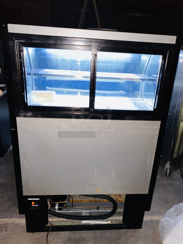LIKE NEW!! Beautiful Turbo Air TOM-W-40SB-N 39in Open Display Refrigerator Merchandiser Case. TESTED - Tuns On Quickly Gets Down To and Holds Temperature. Includes Owners Manual and Tool. 38-7/8" W x 34" D x 56-1/2" H Electrical: 115v/60hz/1-phase, cord & plug - Image 3 of 6