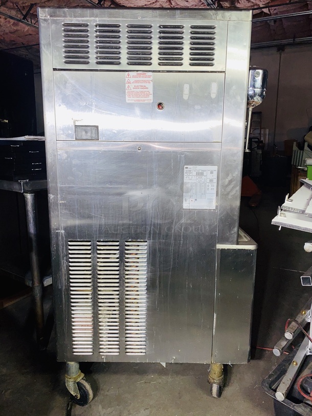 SHAKE MACHINE! Taylor Co. Model No. 441.27A Shake machine, non-heat treatment type with one (1) 7-quart freezing cylinder and one 20-quart mix hopper. Includes front mounted panel spinner and three (3) compatment refrigerated syrup rail.  On Commercial Casters 208-220V 60Hz 1Ph. 18x30x57-1/2 - Image 5 of 7