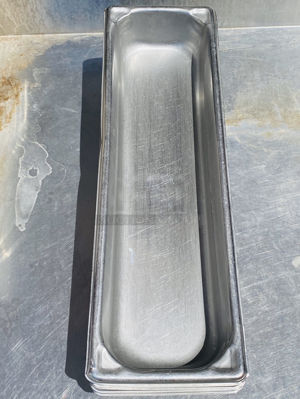SWEET!! 1/2 Size Long 2-1/2" Deep Anti-Jam Stainless Steel Steam Table / Hotel Pan - 22 Gauge

Length	20 7/8 Inches
Width	6 3/8 Inches
Depth	2 1/2 Inches
Capacity	3.9 qt.
Color	Silver

5x Your Bid - Image 2 of 4