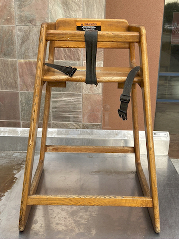 BEAUTIFUL!! Wooden Highchair with Safety Strap!

19x19x28