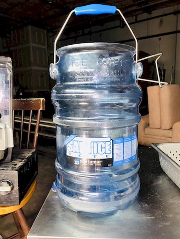 MINT CONDITION! San Jamar S1600 Original Saf-T-Ice Tote - 6 gallons (22.7 L)