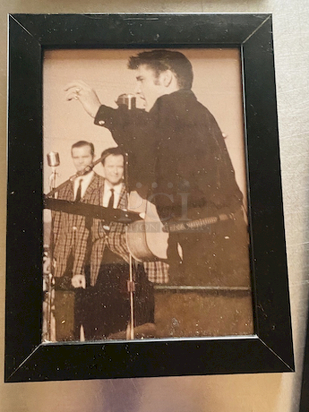 VIVA LAS VEGAS!! Framed Elevis Photo Array.

9x11 - 2
12x15 -2 
 - Image 3 of 5