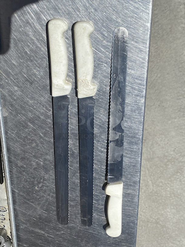 TRIPPLE THREAT! (3) Dexter Russell Basics 12" Scalloped Slicer White Handle - Basics, Model 31605 P94805.
Features: scalloped edge, stain-free, high-carbon steel, textured, polypropylene white handle, NSF Certified Knives!! Blade = 12in. Handle = 5in. Overall = 17"

3x Your Bid - Image 1 of 3