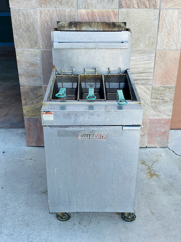 BIG BOY! Vulcan LG500 65-70 lb. Natural Gas Floor Fryer - 150,000 BTU on Commercial Casters. - Equipped with user-friendly snap action millivolt controls, flowing for easy adjustment of temp from 200-400 degrees Fahrenheit.
Overall: 21"x301⁄4"x48"
Working Height: 361⁄4"
Tank Size: 191⁄2" x 14"
BTU: 150,000
Oil Capacity: 65-70lb.


Fry Baskets not included, for Illustration purposes only

 - Image 1 of 12