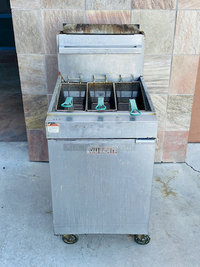 BIG BOY! Vulcan LG500 65-70 lb. Natural Gas Floor Fryer - 150,000 BTU on Commercial Casters. - Equipped with user-friendly snap action millivolt controls, flowing for easy adjustment of temp from 200-400 degrees Fahrenheit.
Overall: 21"x301⁄4"x48"
Working Height: 361⁄4"
Tank Size: 191⁄2" x 14"
BTU: 150,000
Oil Capacity: 65-70lb.


Fry Baskets not included, for Illustration purposes only

