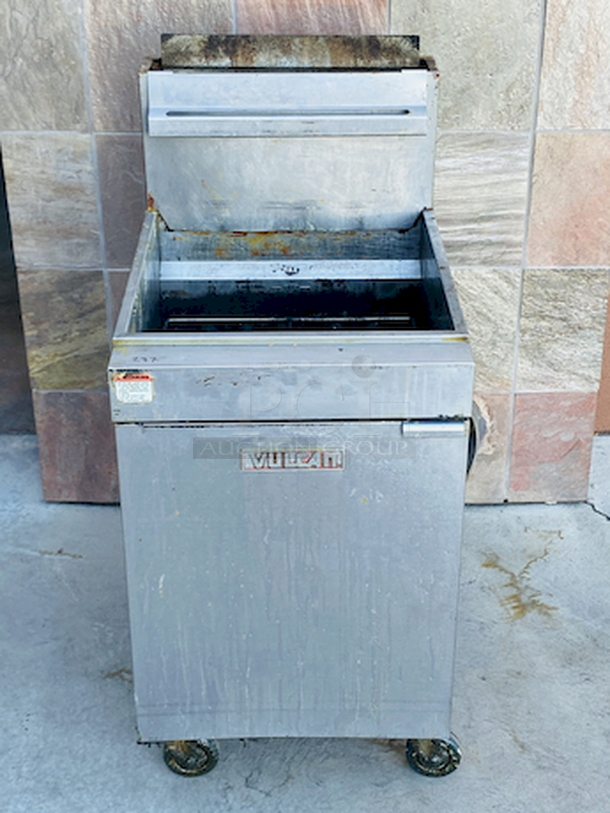 BIG BOY! Vulcan LG500 65-70 lb. Natural Gas Floor Fryer - 150,000 BTU on Commercial Casters. - Equipped with user-friendly snap action millivolt controls, flowing for easy adjustment of temp from 200-400 degrees Fahrenheit.
Overall: 21"x301⁄4"x48"
Working Height: 361⁄4"
Tank Size: 191⁄2" x 14"
BTU: 150,000
Oil Capacity: 65-70lb.


Fry Baskets not included, for Illustration purposes only

 - Image 3 of 12