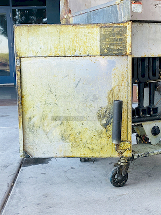 BIG BOY! Vulcan LG500 65-70 lb. Natural Gas Floor Fryer - 150,000 BTU on Commercial Casters. - Equipped with user-friendly snap action millivolt controls, flowing for easy adjustment of temp from 200-400 degrees Fahrenheit.
Overall: 21"x301⁄4"x48"
Working Height: 361⁄4"
Tank Size: 191⁄2" x 14"
BTU: 150,000
Oil Capacity: 65-70lb.


Fry Baskets not included, for Illustration purposes only

 - Image 7 of 12
