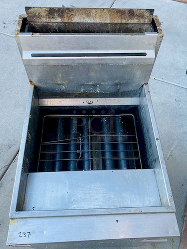 BIG BOY! Vulcan LG500 65-70 lb. Natural Gas Floor Fryer - 150,000 BTU on Commercial Casters. - Equipped with user-friendly snap action millivolt controls, flowing for easy adjustment of temp from 200-400 degrees Fahrenheit.
Overall: 21"x301⁄4"x48"
Working Height: 361⁄4"
Tank Size: 191⁄2" x 14"
BTU: 150,000
Oil Capacity: 65-70lb.


Fry Baskets not included, for Illustration purposes only

 - Image 8 of 12