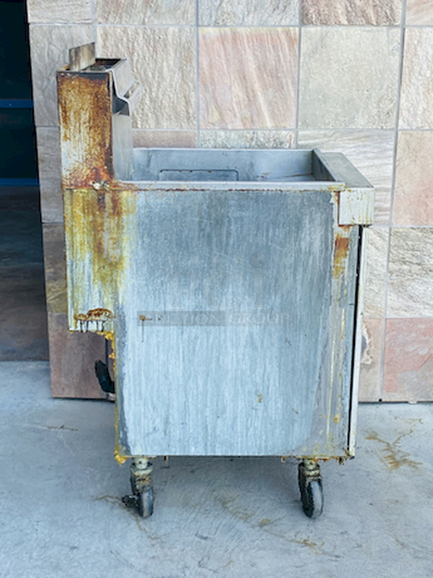 BIG BOY! Vulcan LG500 65-70 lb. Natural Gas Floor Fryer - 150,000 BTU on Commercial Casters. - Equipped with user-friendly snap action millivolt controls, flowing for easy adjustment of temp from 200-400 degrees Fahrenheit.
Overall: 21"x301⁄4"x48"
Working Height: 361⁄4"
Tank Size: 191⁄2" x 14"
BTU: 150,000
Oil Capacity: 65-70lb.


Fry Baskets not included, for Illustration purposes only

 - Image 9 of 12