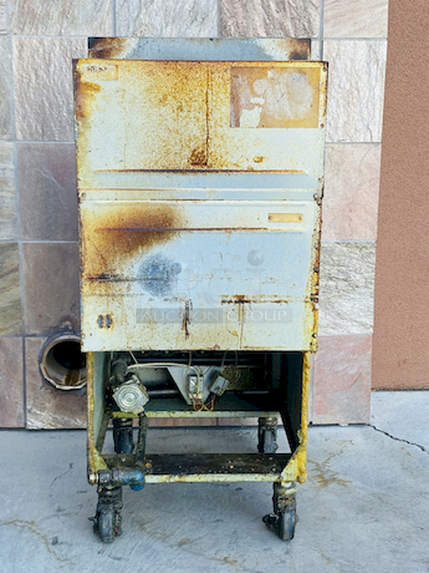 BIG BOY! Vulcan LG500 65-70 lb. Natural Gas Floor Fryer - 150,000 BTU on Commercial Casters. - Equipped with user-friendly snap action millivolt controls, flowing for easy adjustment of temp from 200-400 degrees Fahrenheit.
Overall: 21"x301⁄4"x48"
Working Height: 361⁄4"
Tank Size: 191⁄2" x 14"
BTU: 150,000
Oil Capacity: 65-70lb.


Fry Baskets not included, for Illustration purposes only

 - Image 10 of 12