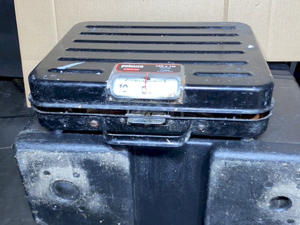 Rubbermaid FGP100S Pelouze 100 lb. Mechanical Receiving Scale - Briefcase. 
Rotating Dial, 100 lb. readout capacity, 1 lb. increments, Memory Lock feature keeps weight locked after item is removed.
Width	13 1/4 Inches
Depth	10 1/2 Inches
Height	3 7/8 Inches - Image 2 of 7