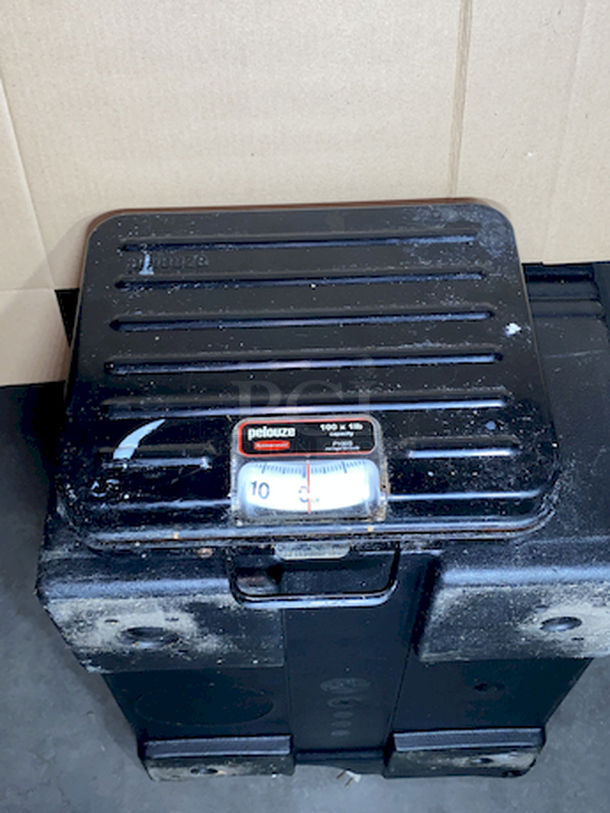 Rubbermaid FGP100S Pelouze 100 lb. Mechanical Receiving Scale - Briefcase. 
Rotating Dial, 100 lb. readout capacity, 1 lb. increments, Memory Lock feature keeps weight locked after item is removed.
Width	13 1/4 Inches
Depth	10 1/2 Inches
Height	3 7/8 Inches - Image 3 of 7