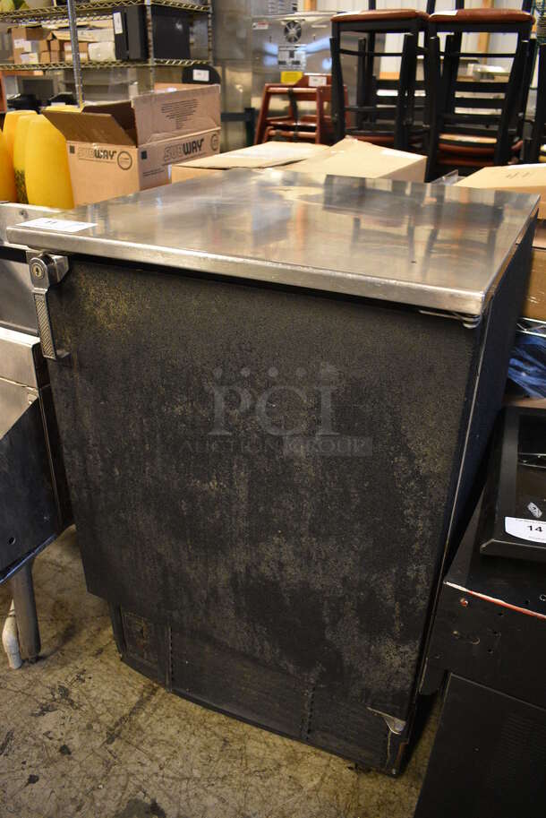 NICE! Glastender Model MFV24-BS(R) Stainless Steel Commercial Single Door Undercounter Cooler on Commercial Casters. 115 Volts, 1 Phase. 24x25x38.5. Tested and Powers On But Does Not Get Cold - Image 2 of 5