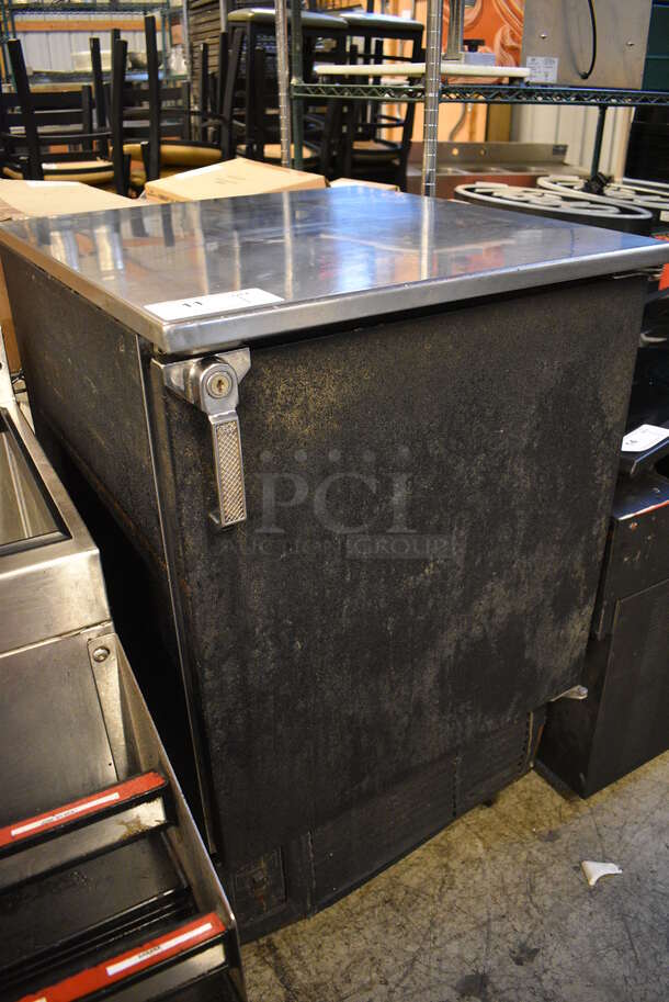 NICE! Glastender Model MFV24-BS(R) Stainless Steel Commercial Single Door Undercounter Cooler on Commercial Casters. 115 Volts, 1 Phase. 24x25x38.5. Tested and Powers On But Does Not Get Cold - Image 3 of 5