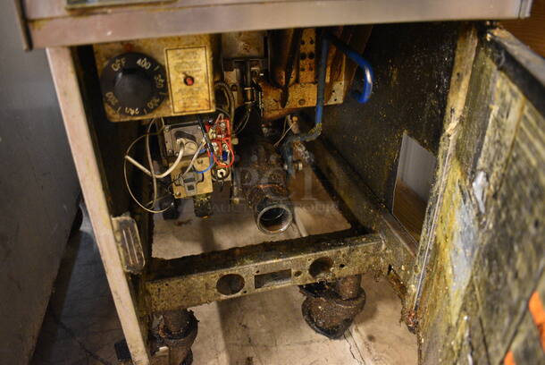 NICE! 2014 Pitco Frialator Model SG14R Stainless Steel Commercial Floor Style Natural Gas Powered Deep Fat Fryer on Commercial Casters. 122,000 BTU. 15.5x34x47 - Image 4 of 5