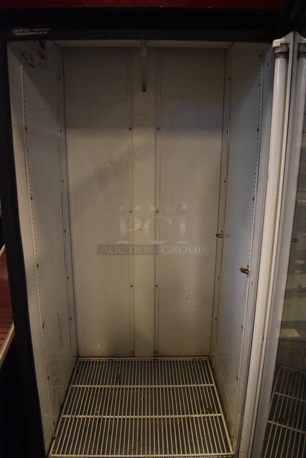 NICE! 2006 True Model GDM-26 Metal Commercial Single Door Reach In Cooler Merchandiser. 115 Volts, 1 Phase. 30x30x79. Tested and Working! - Image 5 of 6