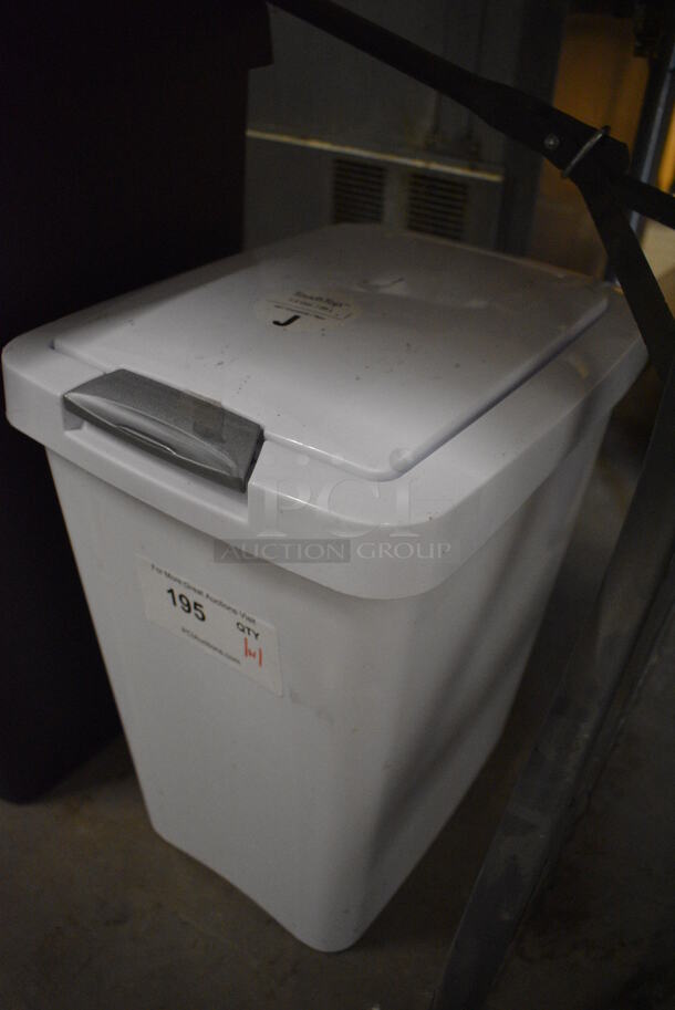 White Poly Trash Can w/ Lid. 11x15x17.5 - Image 2 of 2
