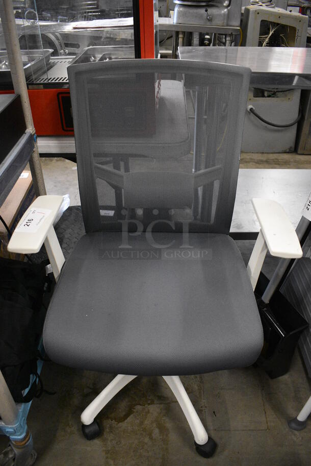 Gray Mesh Office Chair w/ Arm Rests on Casters. 24x20x39