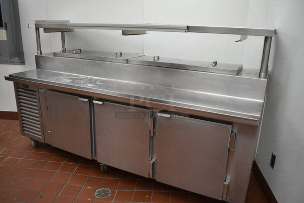 SWEET! 2007 Kairak Model KRP-96S Stainless Steel Commercial Pizza Prep Table w/ 2 Lids, 3 Doors and Overshelf on Commercial Casters. 115 Volts, 1 Phase. 96x34x56 - Image 2 of 11