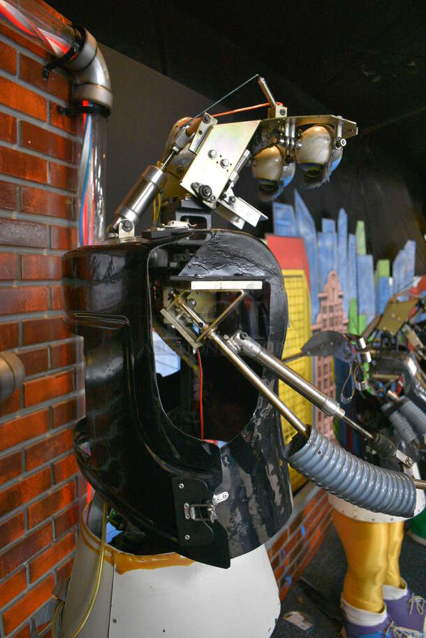 Metal Animatronic Band Member. 25x30x68. BUYER MUST REMOVE - Image 7 of 7