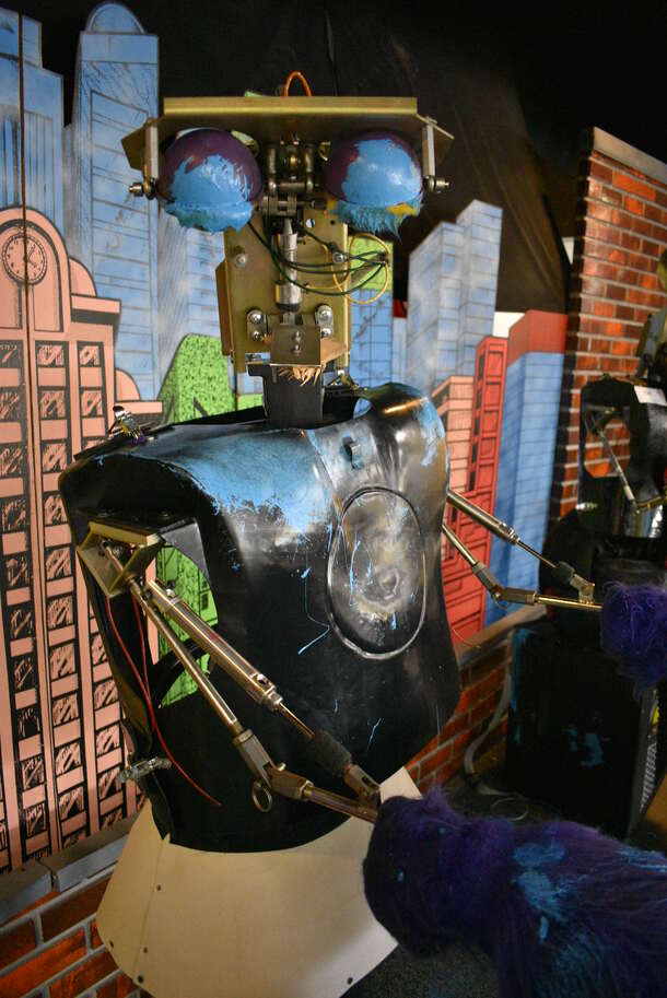 Metal Animatronic Band Member w/ Green Shoes, 2 Purple Hands and Fake Piano. 24x32x64, 40x20x38. BUYER MUST REMOVE - Image 5 of 8