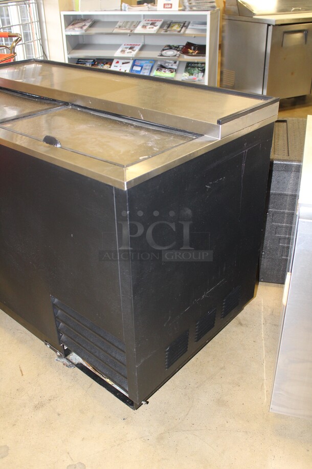 AMAZING! True Model T-50-GC Commercial Bottle Cooler/Glass Chiller With Top Sliding Doors On Commercial Casters. 49.5x26.5x37.5
115V/60Hz. Working When Pulled!  - Image 4 of 6