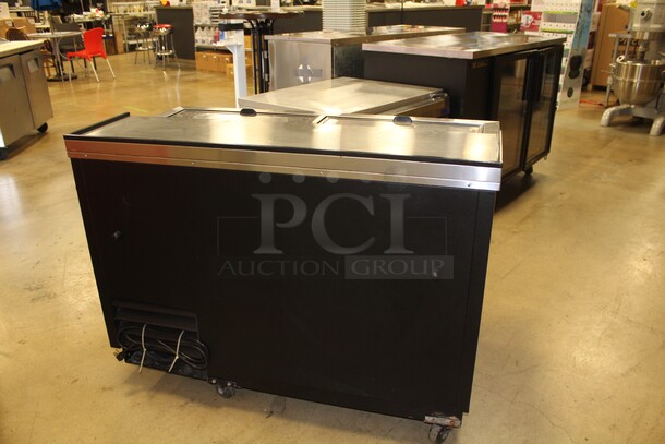 AMAZING! True Model T-50-GC Commercial Bottle Cooler/Glass Chiller With Top Sliding Doors On Commercial Casters. 49.5x26.5x37.5
115V/60Hz. Working When Pulled!  - Image 5 of 6