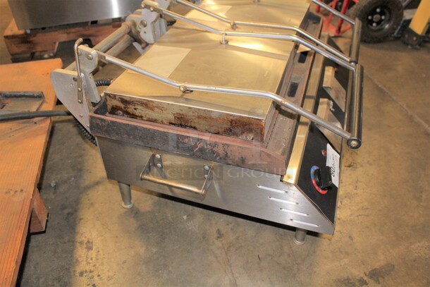 TERRIFIC! Star Model CG281 Commercial Stainless Steel Double Panini/Sandwich Press With Cast Iron Grooved Plates. 29x24.5x17.5. 208/240V 60Hz. Working When Pulled - Image 5 of 6
