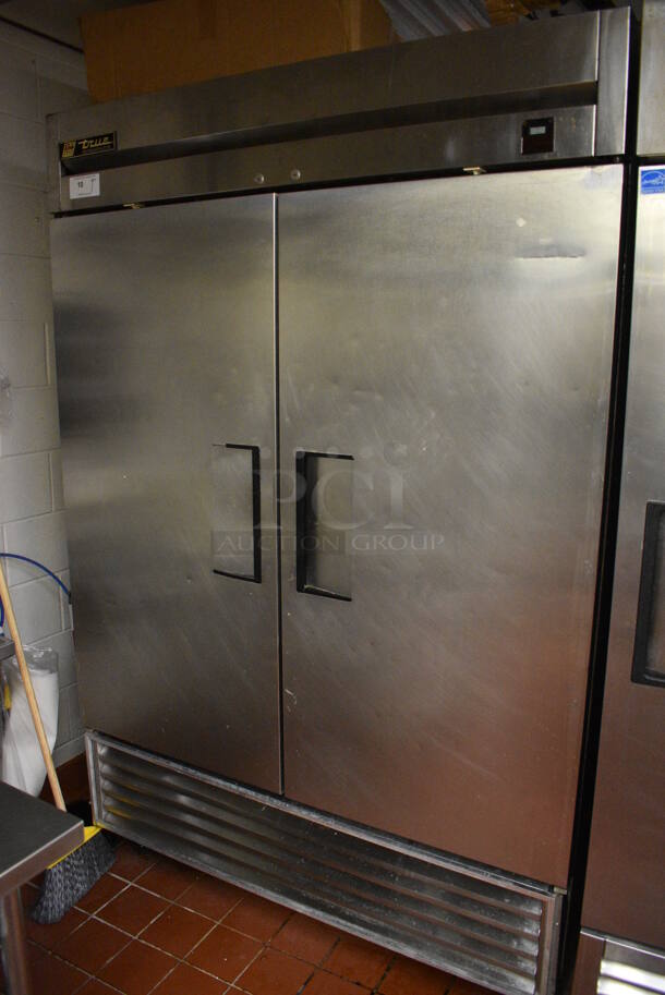 NICE! 2001 True Model TS-49 Stainless Steel Commercial 2 Door Reach In Cooler w/ Poly Coated Racks and Metal Rack on Commercial Casters. Does Not Come w/ Contents. 115 Volts, 1 Phase. 54x30x83.5. Tested and Working!