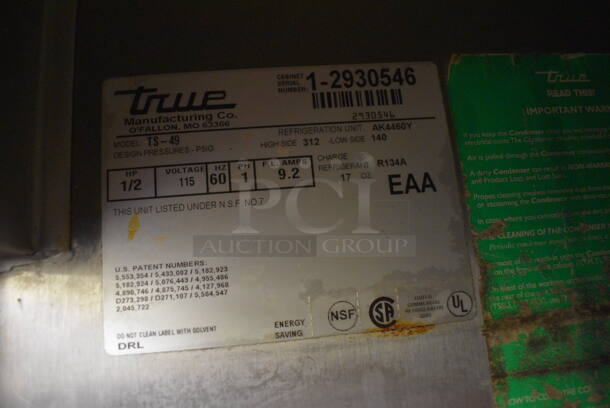 NICE! 2001 True Model TS-49 Stainless Steel Commercial 2 Door Reach In Cooler w/ Poly Coated Racks and Metal Rack on Commercial Casters. Does Not Come w/ Contents. 115 Volts, 1 Phase. 54x30x83.5. Tested and Working! - Image 4 of 5
