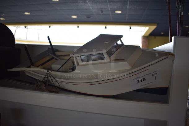 White Boat. 30x16x10 - Image 1 of 4