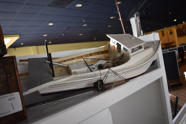White Boat. 30x16x10 - Image 2 of 4
