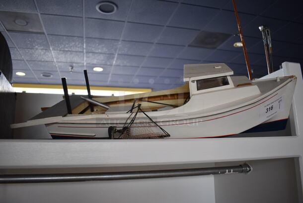 White Boat. 30x16x10 - Image 3 of 4
