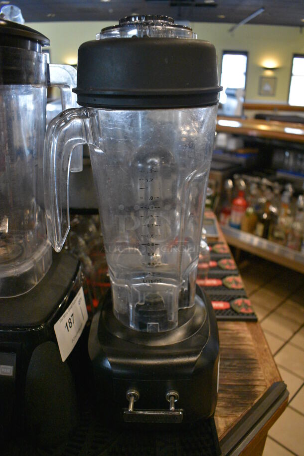 Hamilton Beach Model HBB250R Metal Commercial Countertop Blender w/ Pitcher. 120  Volts, 1 Phase. 6x8x16. Tested and Working!