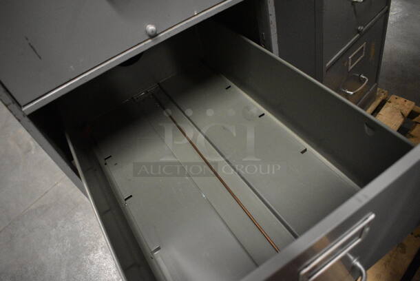 Gray Metal 4 Drawer Filing Cabinet. 18.5x27x52 - Image 5 of 6
