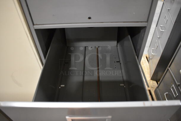 Shaw Walker Gray Metal 4 Drawer Filing Cabinet. 15x27x52 - Image 5 of 8