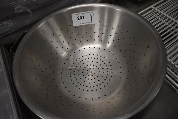Metal Colander. 19x18x6.5 - Image 2 of 3