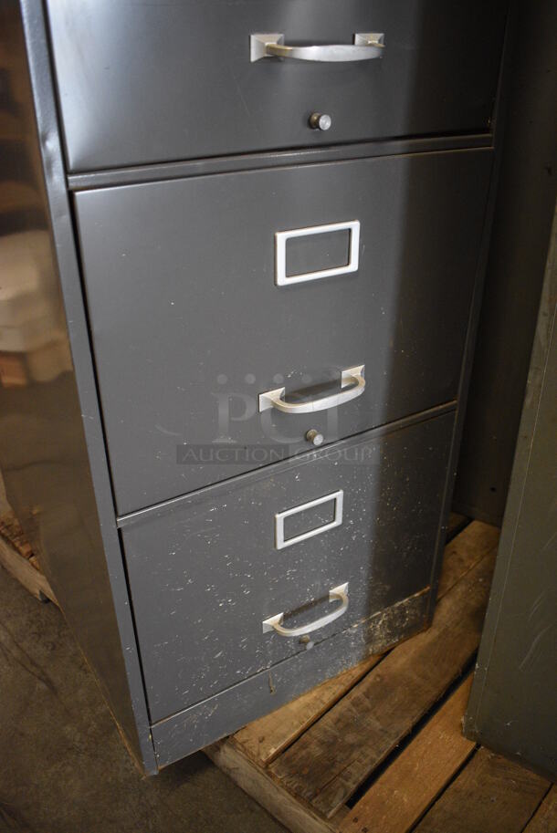 Gray Metal 4 Drawer Filing Cabinet. 18x27x52 - Image 3 of 4