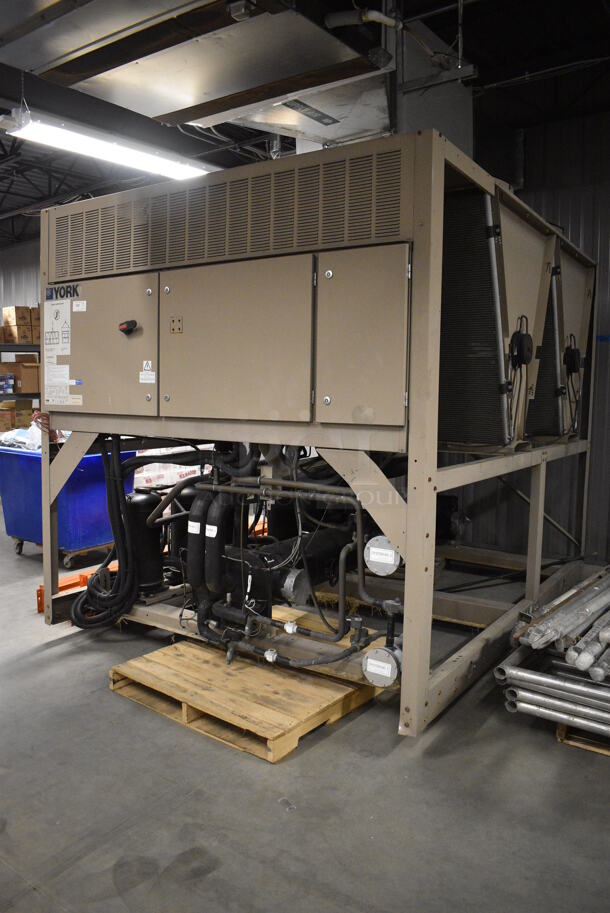 2010 York Johnson Controls Model YLAA0070SE46XCASDTXATXBLXCXX44 Metal Industrial Scroll Chiller. 460 Volts, 3 Phase. 88x115x89 - Image 2 of 9