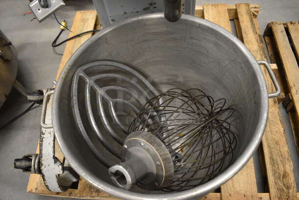 STUNNING! Hobart Model L-800 Metal Commercial Floor Style 80 Quart Planetary Mixer w/ Stainless Steel Mixing Bowl, Mixing Bowl Dolly, Whisk and Paddle Attachments. 208 Volts, 3 Phase. 24x42x57 - Image 4 of 11