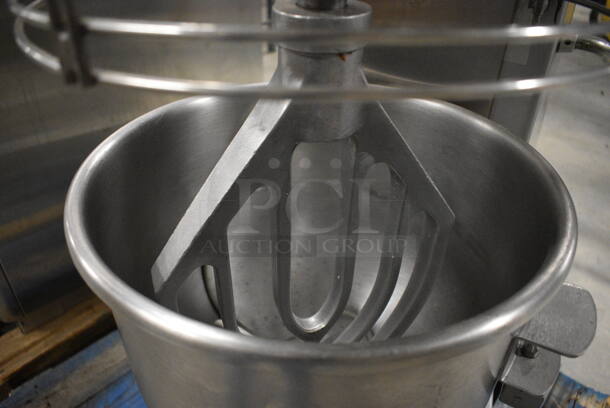 BEAUTIFUL! Univex Model SRM30 Metal Commercial Floor Style 30 Quart Planetary Mixer w/ Stainless Steel Mixing Bowl, Bowl Guard and Paddle Attachment. 115 Volts, 1 Phase. 22x34x50 - Image 6 of 11