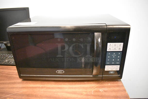Oster Countertop Microwave w/ Plate. 21x15x12